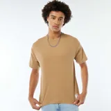 Camiseta de manga corta color beige con cuello redondo.