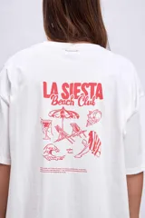 Remera blanca de corte holgado con estampa pequeña en el frente.