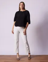 Blusa blanca de gasa marca Sioni, con cuello a la base y escote en V con botones.