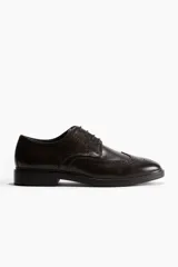 Zapatos Derby de cuero marrón oscuro con cordones, puntera brogue y suela plana.
