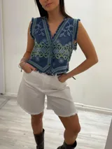 Bermuda marrón de gabardina elastizada con cinturón fino con tachas y detalles de flecos en el ruedo.