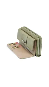 Billetera larga color mostaza de símil cuero, con solapa y broche a presión. Tiene repartición con cierre, compartimento frontal con tarjeteros, visor y bolsillos. Compartimento posterior incluye monedero con cierre, tarjeteros y bolsillos. Bolsillo atrás con cierre.