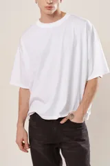 Remera blanca de manga corta con calce boxy fit.