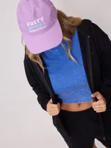 Gorro de visera estilo dad hat, color azul oscuro, confeccionado en lona lavada de algodón. Presenta bordado frontal en hilo blanco con el texto "RUSTY AUSTRALIA MERMAID BEACH".