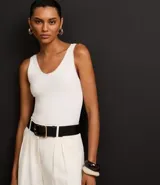 Musculosa blanca de rib de viscosa con breteles medianos, escote en U y detalle de bies contrastante en negro.