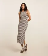 Vestido midi musculosa con rayas horizontales marrones y blancas.