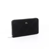 Billetera grande de símil cuero color negro con pespuntes formando rombos. Tiene cierre perimetral plateado, logo XL plateado en el frente y múltiples compartimentos internos.