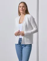 Cardigan tejido color blanco, con cuello en V y textura acanalada.
