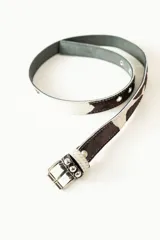 Cinturón negro de cuero charol con hebilla metálica plateada y ojales metálicos.