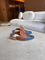 Zueco 100% cuero con detalles artesanales y tacón de 4 cm, diseño cómodo y bajo.