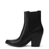 Bota corta de cuero sintético color blanco, con punta fina y elásticos laterales. Taco de madera con base color caramelo.