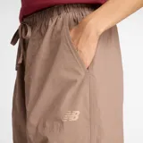 Pantalón ancho de nylon color marrón topo, con cintura elástica ajustable con cordón y bolsillos cargo a los costados.