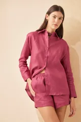 Short color rosa de lino con cintura elastizada y cordón ajustable.