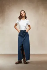 Falda larga de mezclilla color marrón chocolate, de tiro alto con cordón ajustable en la cintura y abertura frontal pronunciada.