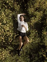 Botín de cuero color marrón con caña media, punta fina y taco geométrico de 10 cm.