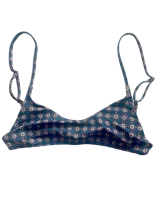 Top de bikini con estampado geométrico en tonos azul, naranja y blanco.