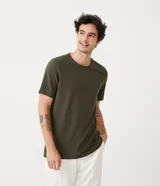 Remera de algodón color ladrillo, corte slim fit, cuello redondo y mangas cortas.