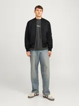 Campera bomber negra Jack & Jones, liviana y cómoda, con cuello estilo baseball, mangas largas con puños acanalados, cierre con cremallera, bolsillos al frente con botón y bolsillo en la manga.