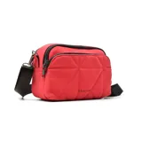 Cartera bandolera color beige con diseño acolchado y correa larga negra regulable.