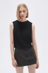 Musculosa negra con textura arrugada, cuello redondo y corte ajustado.