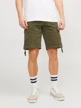 Short cargo color verde oliva de Jack & Jones, con corte relajado, bolsillos laterales tipo cargo con solapa y ajuste con cordón en el ruedo. Cierre con cremallera y botón. Confeccionado en tejido de sarga de algodón.