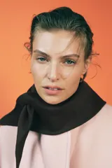 Bandana marrón de lana con abertura para pasar un extremo por el otro.