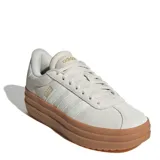 Championes urbanos Adidas VL Court Bold, color crema con detalles en blanco y suela marrón.