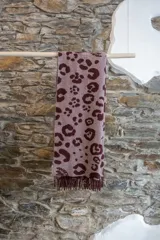 Bufanda jacquard con estampado original en tonos marrón y rosa, con detalle de logo en cobre.