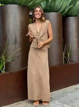 Chaleco blanco tejido en lino con escote en V y cierre frontal con lazos.