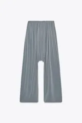 Pantalón celeste de tiro bajo con cintura elástica y corte amplio.