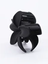 Pinza para el pelo negra con forma de flor de cinco pétalos.