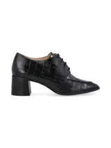 Zapato de vestir negro con textura símil piel de cocodrilo, cordones finos y tacón cuadrado.