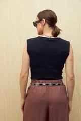 Musculosa marrón de morley con cuello redondo y sisas amplias.