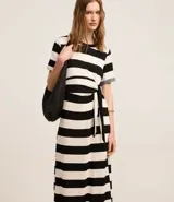 Vestido midi de viscosa con estampado de rayas horizontales en blanco y negro, cuello redondo, mangas cortas y lazo lateral en la cintura.