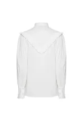 Camisa blanca de manga larga con cuello mao, bordado floral en el pecho, abertura triangular y volantes.