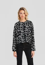 Campera manga larga de algodón con bolsillos, capitoneado, estampado y vivos.