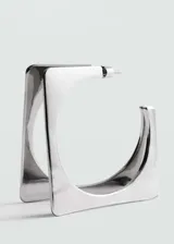 Par de aros plateados con forma cuadrada y diseño de aro.