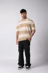 Remera tejida con rayas horizontales en verde y blanco, cuello en V y calce oversize. Confeccionada en hilado de algodón.