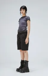 Remera violeta de manga corta, cuello redondo y corte ajustado.