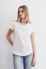 Remera blanca de algodón con mangas cortas y calce holgado.