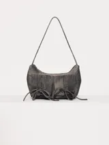 Cartera tipo bandolera color gris oscuro, realizada en cuero ovino, con cierre metálico y forro de poliéster jacquard. Tiene doble bolsillo frontal con cierre imantado y apliques metálicos níquel. Incluye correa corta de cuero para usar al hombro.