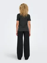 Remera negra de algodón con cuello redondo y mangas cortas. Estampado frontal con el logo de la banda Nirvana y el dibujo de la cara sonriente.