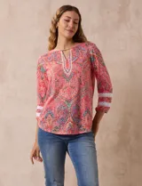 Blusa estampada marca Ruby Rd, de corte clásico, con cuello redondo y escote en V con aplique metálico. Mangas 3/4 con aplique de crochet.