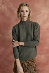 Sweater de punto color verde oliva con cuello alto y diseño de rombos en el frente.