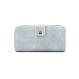 Billetera larga color celeste claro, con textura de símil cuero desgastado. Posee un cierre principal y una solapa frontal con broche metálico que lleva grabado el logo "LNS".