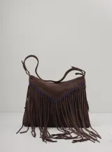 Cartera bandolera de cuero marrón con flecos largos y correa ajustable.