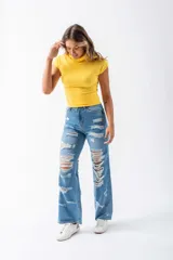 Chaleco amarillo con cuello alto y mangas cortas.