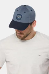 Gorro con visera de lona color azul con visera color beige y parche tejido con logo de la marca.