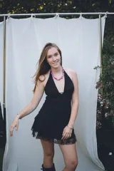 Vestido corto con lentejuelas color verde esmeralda, escote en V profundo y espalda descubierta.