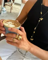 Anillo plateado con forma orgánica irregular, similar a un crustáceo marino.